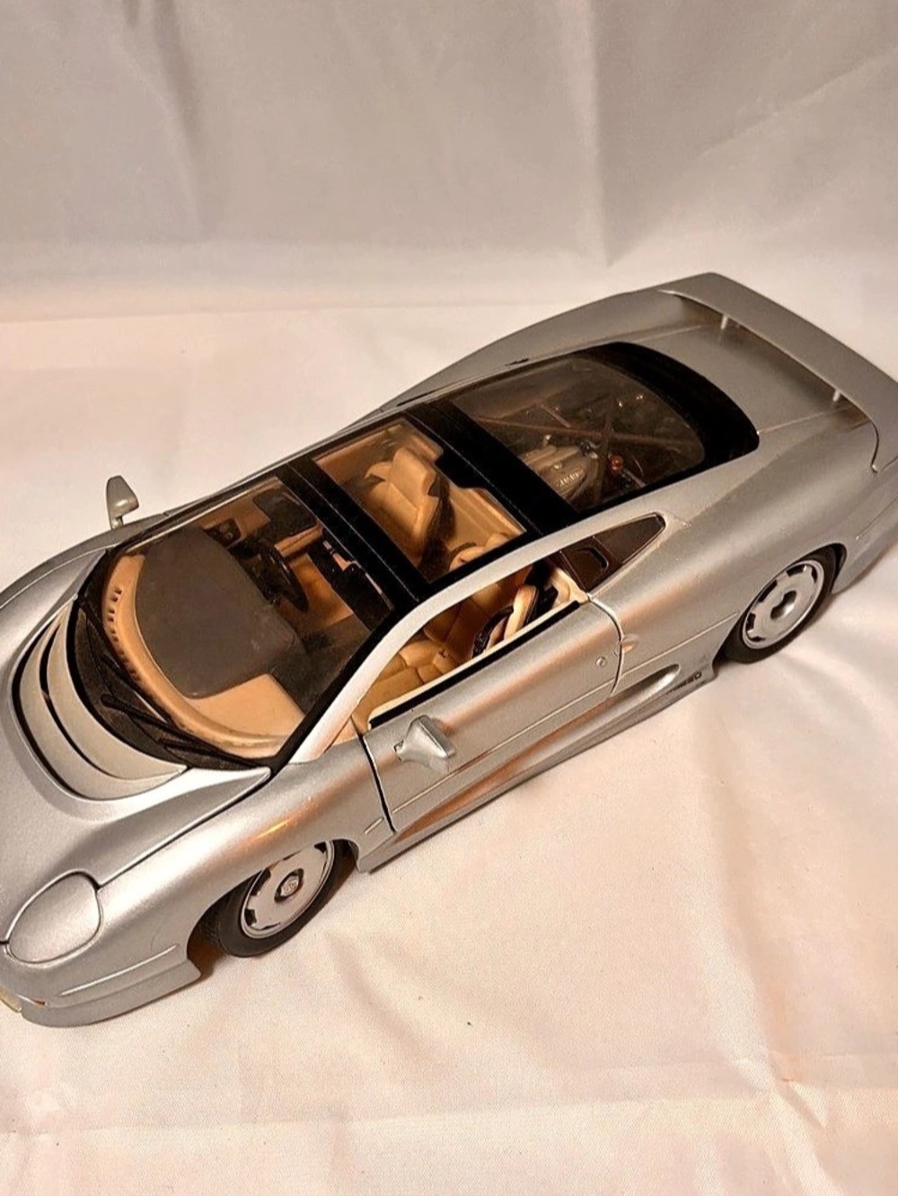 Maisto Jaguar XJ220 1:18 Scale Diecast Model Car, Silver